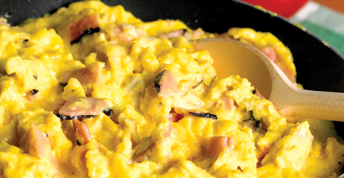 Easy Scrambled Eggs With Ham And Cheese How To Make Scrambled Eggs ...